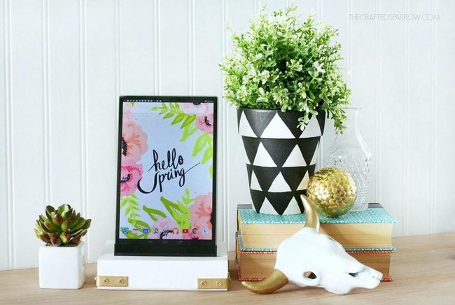 Gold Skull White Desk Spring