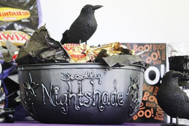 Black Ceramic Bowls With Golden Candy