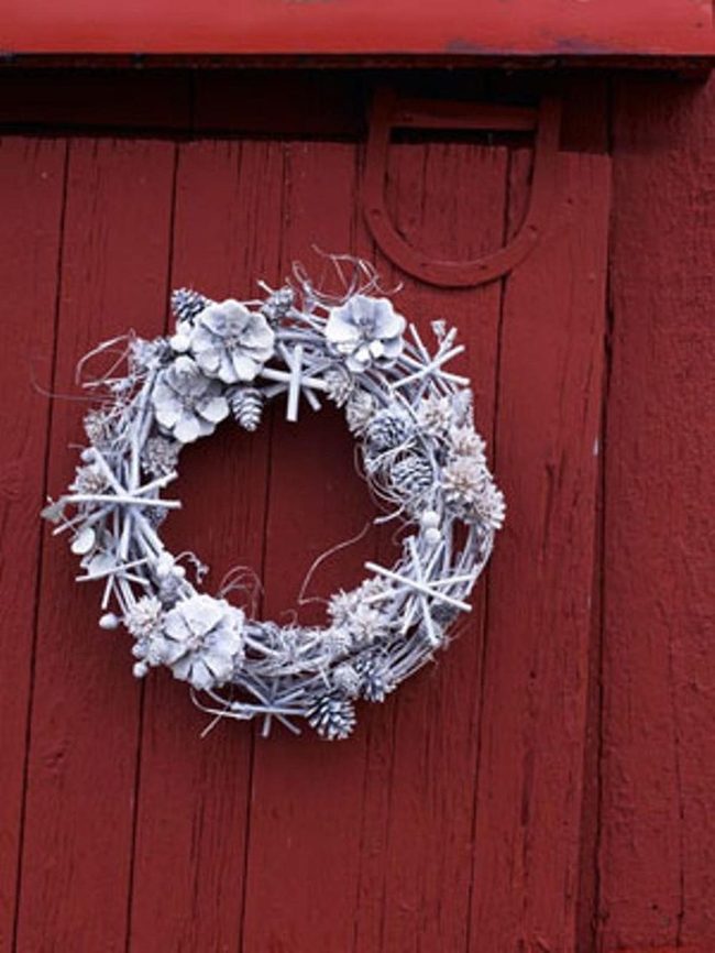 Red Door White Wreath Statement