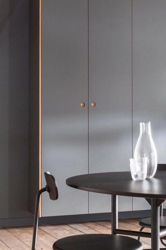 Black Round Table, Gray Simplicity