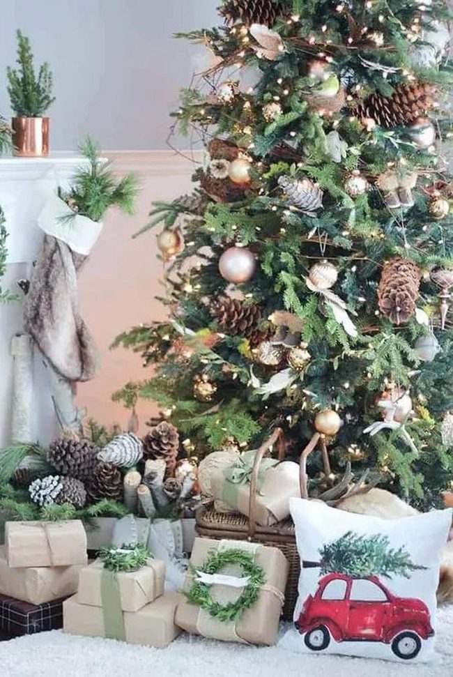 Gold-Draped Christmas Tree Statement