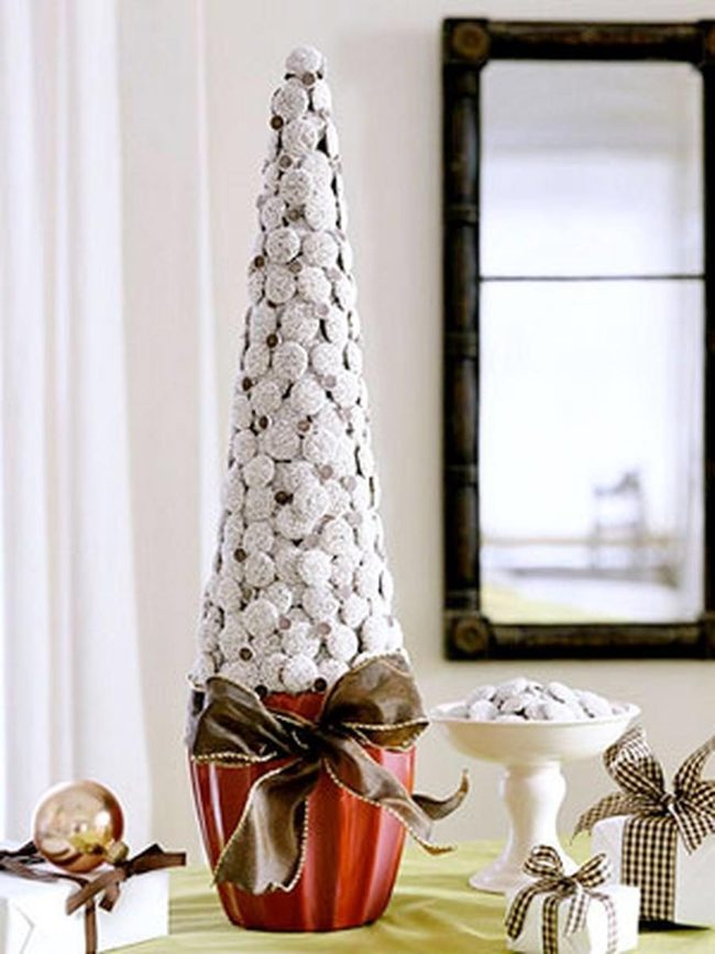 Red Pot White Ball Tree