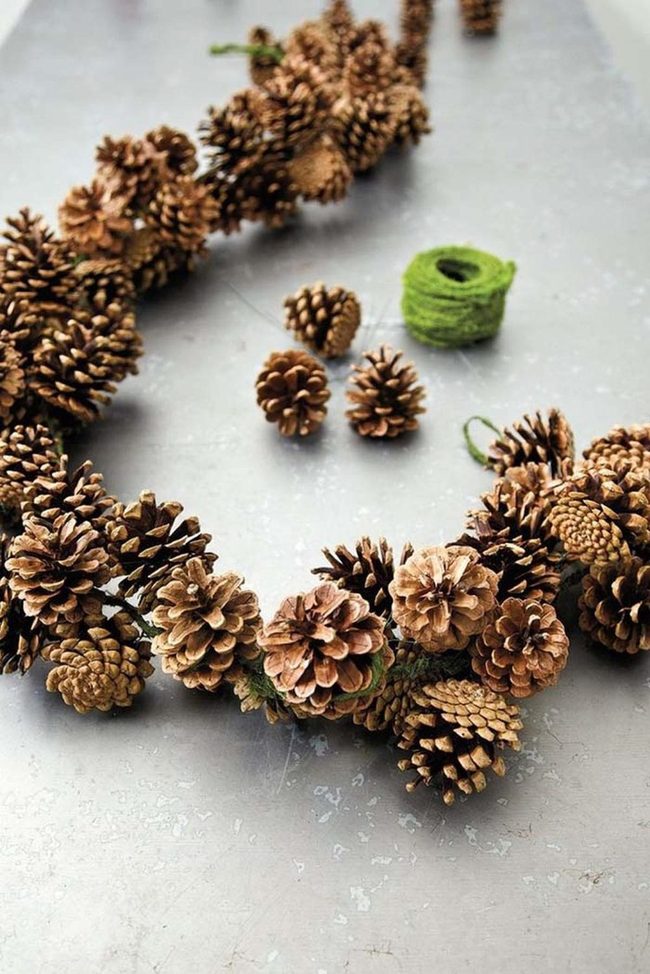 Snowy Pinecone Garland Strand