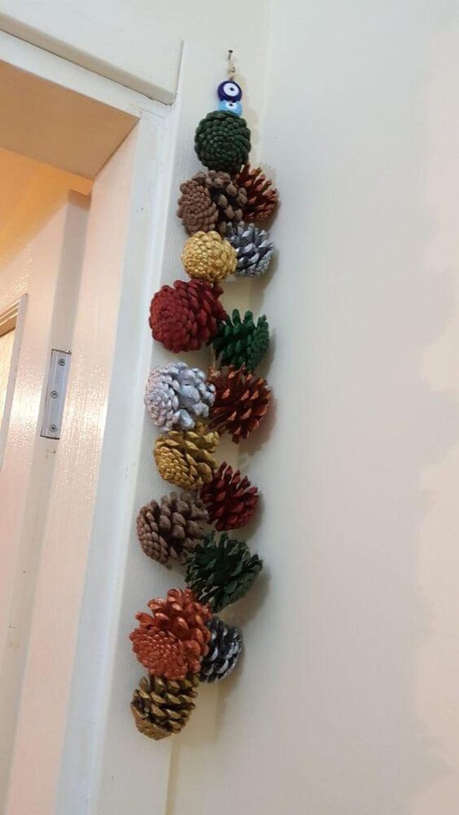 Painted Pine Cone Garland Gold