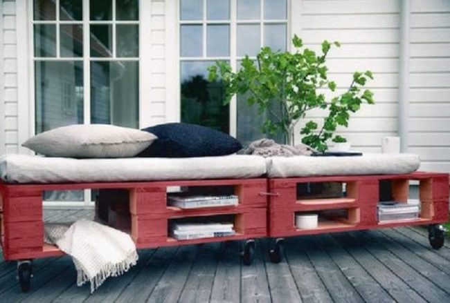 Wheeled Pallet Bench Wood