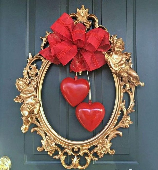 Gold Cherubs, Swinging Red Hearts