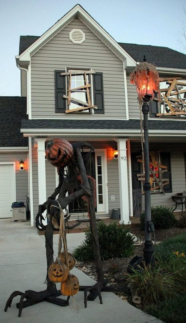 Towering Skeleton Pumpkin Guard