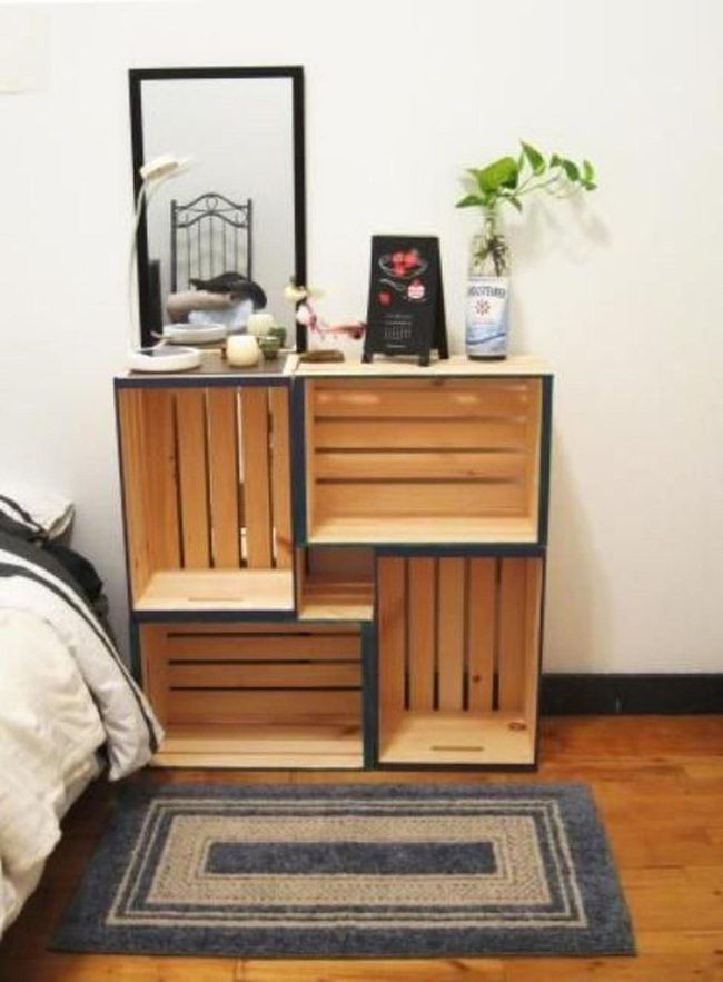 Light Wood Shelves, Black Contrast