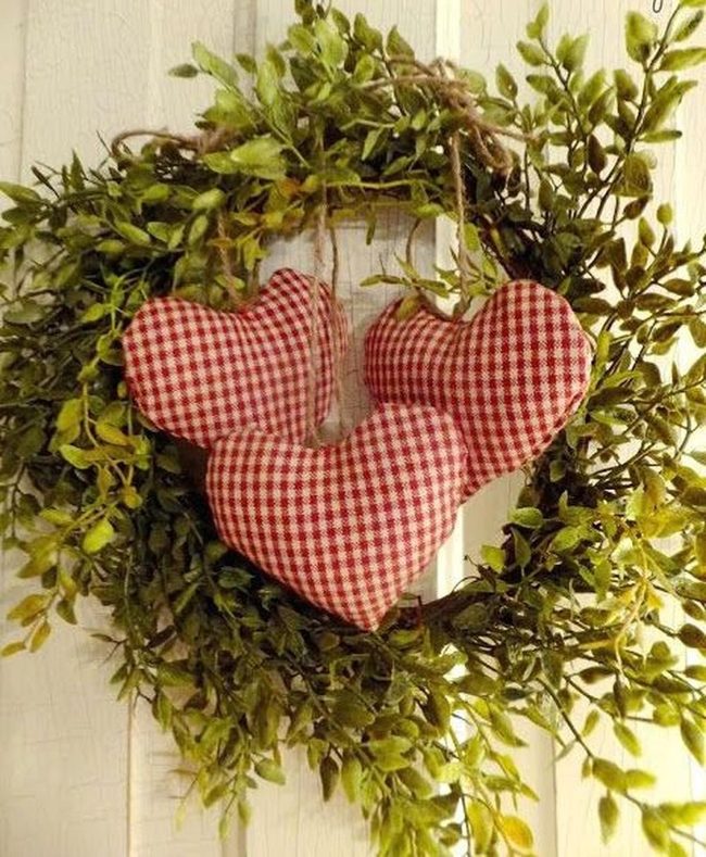 Green Leaf Wreath With Checkered Hearts