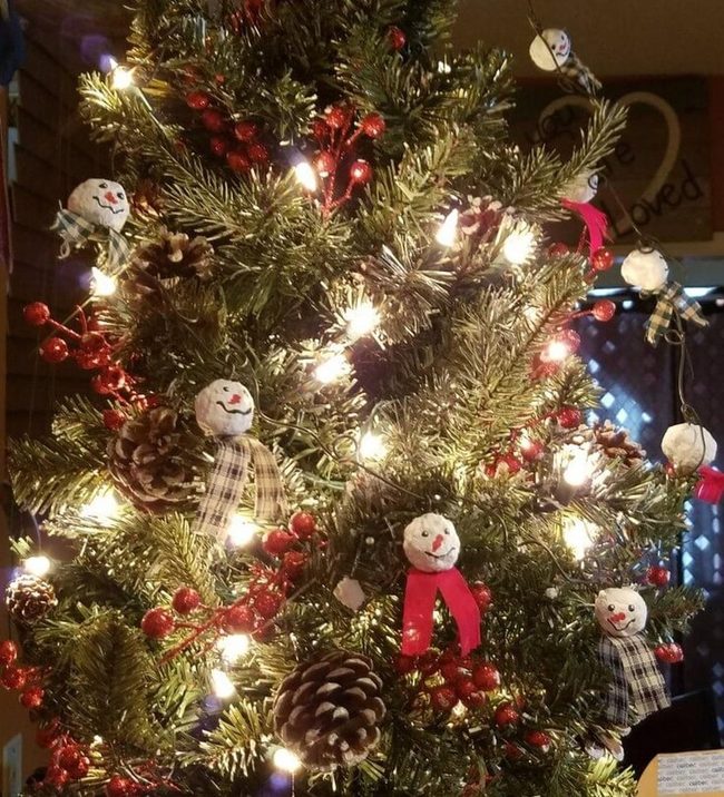 Papery White Snowmen Garland