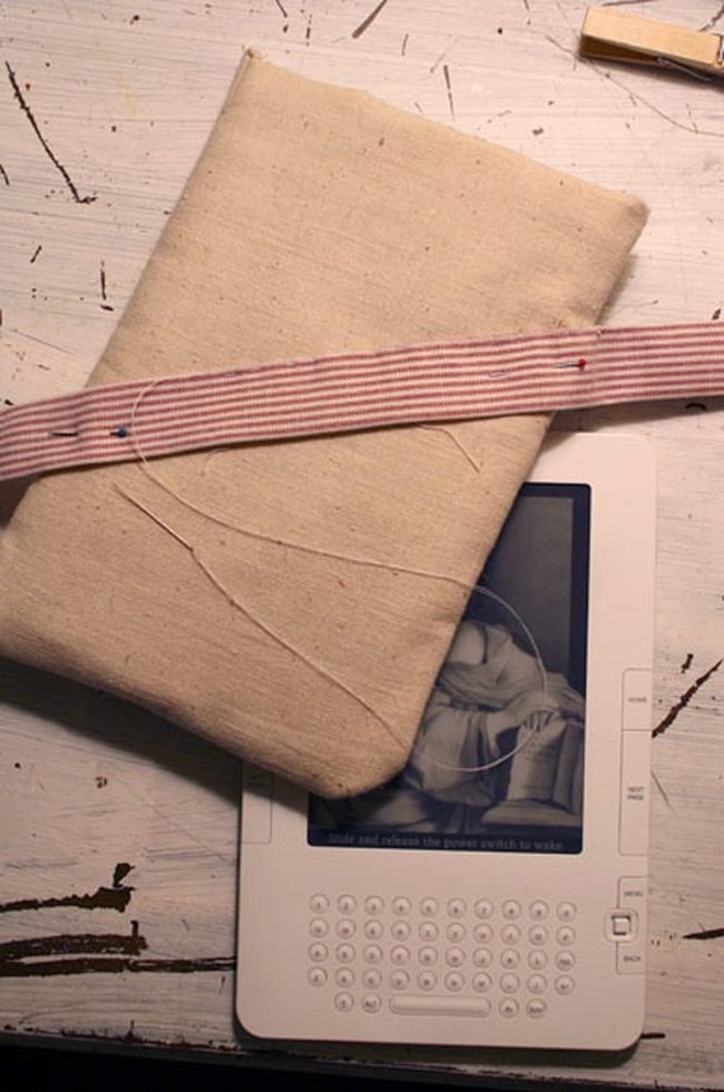 Beige Pouch, Black Screen Reader