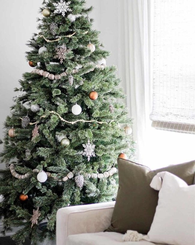 Beaded Garland Christmas Tree Statement