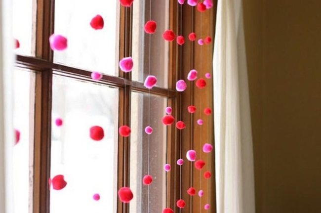 Red Pom-Pom Window Strings