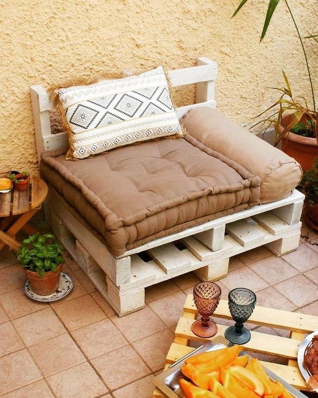 Pallet Loveseat Natural Wood Compact