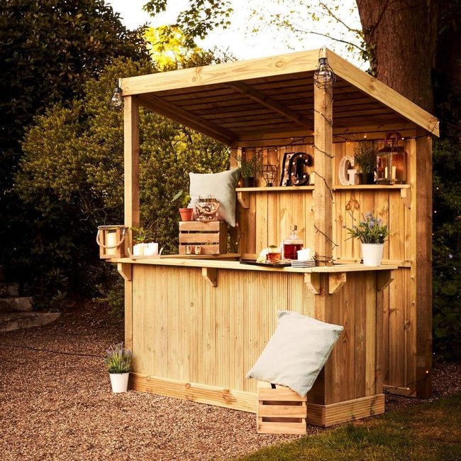 Reclaimed Pallet Outdoor Bar