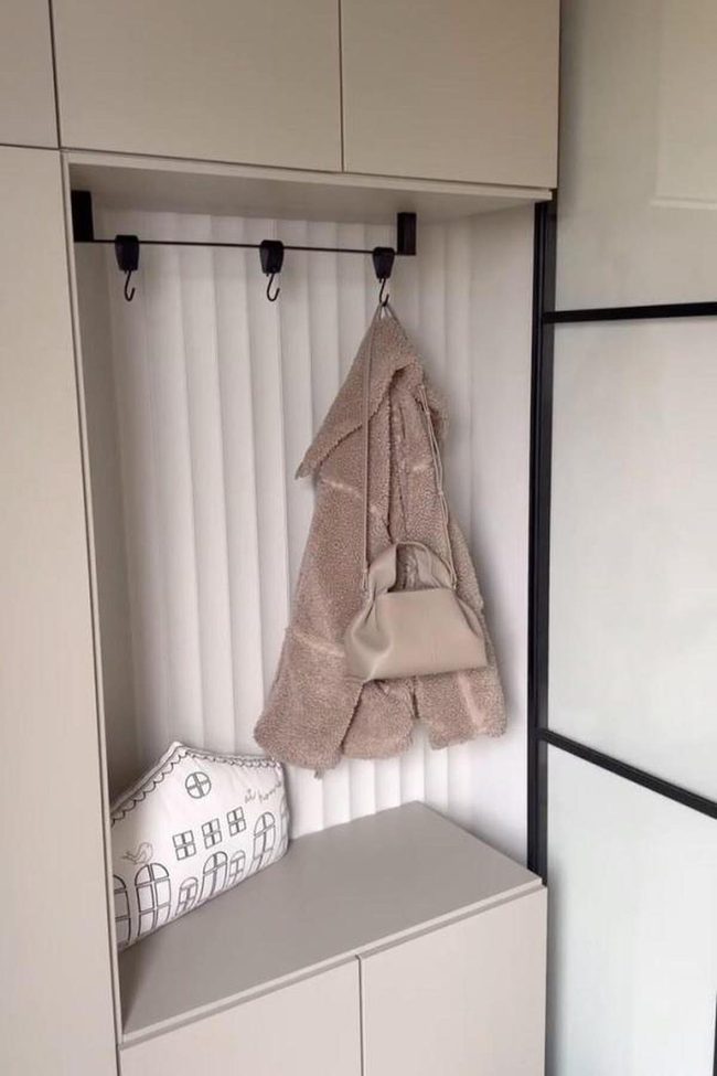Cream Ribbed Paneling Entry Options