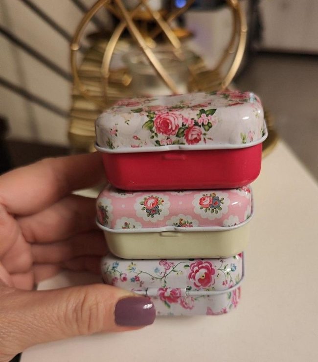 Shiny Painted Tin Jewelry Organizer