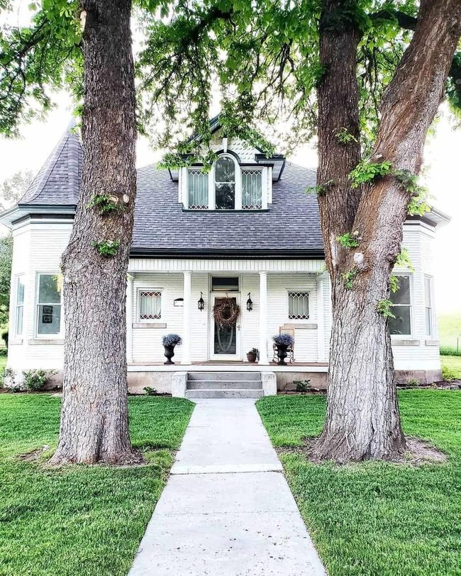 Black-Trimmed Victorian Elegance
