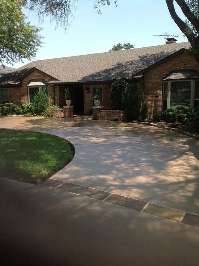 Tan Stone Circle Driveway