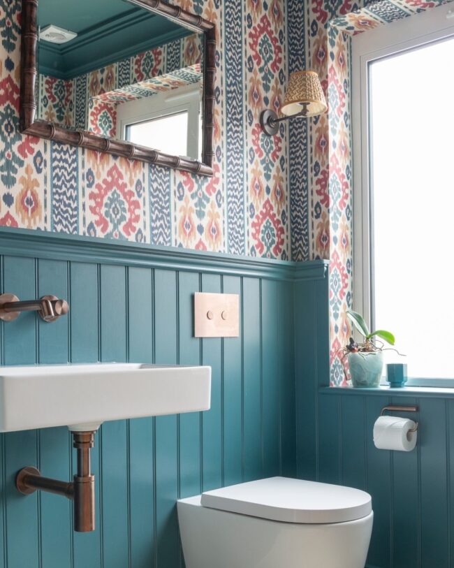 How to Decorate a Blue-Wall Bathroom?