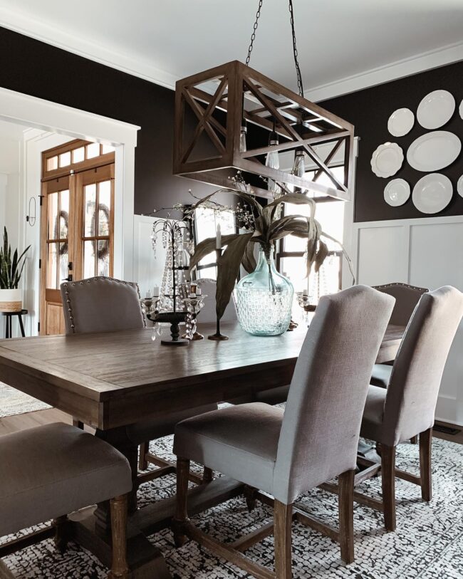 Neutral Color for a Minimalistic Dining Space